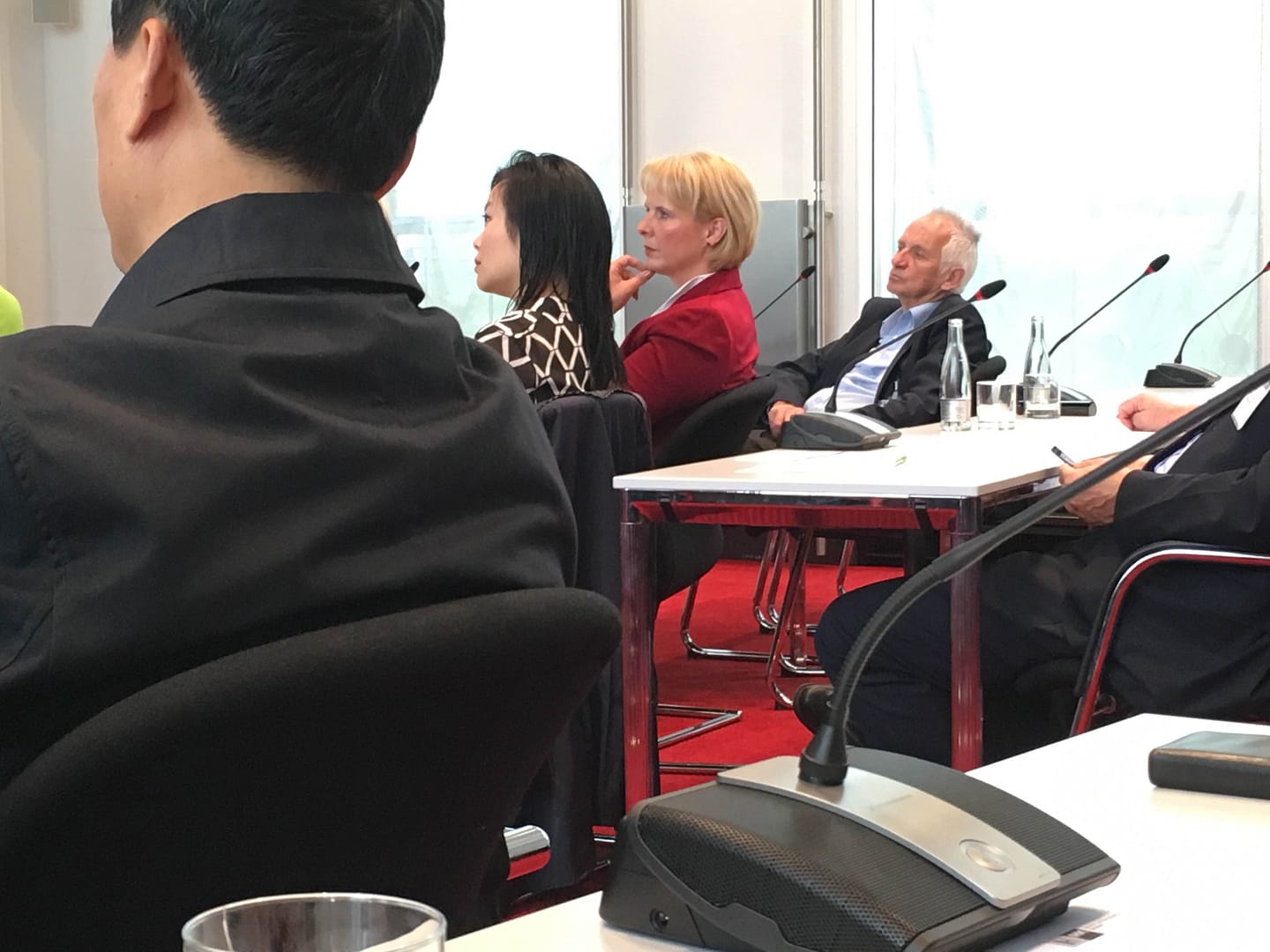 Frau Dr. Kisro-Warnecke (Geschäftsführerin Dr. K&K ChinaConsulting) lauscht den Ausführungen von Generalkonsul Sun Congbin.